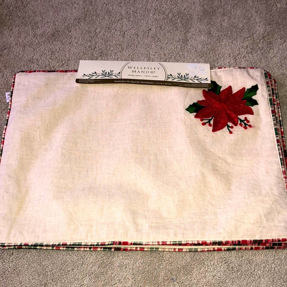 Wellesley Manor Holiday Poinsettias Christmas Placemats Set (4)! Embroidered NWT